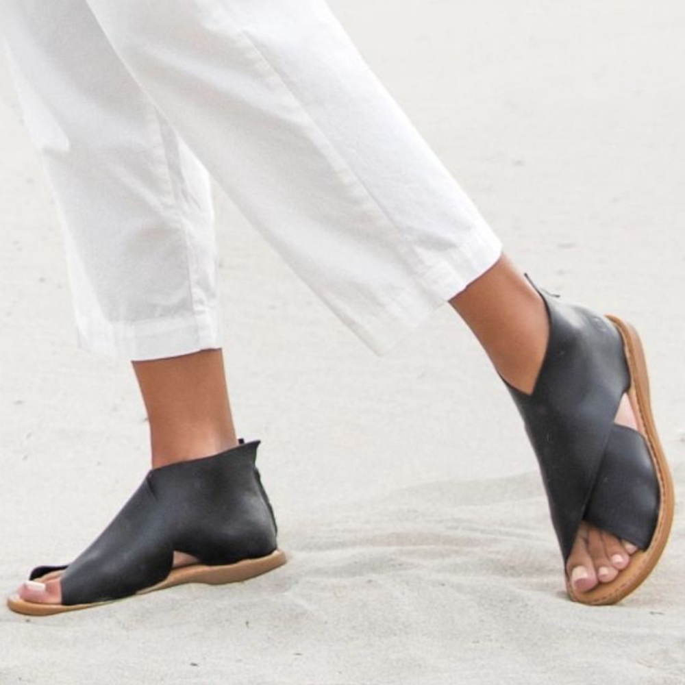 Born IWA flat sandal
Black Natural Sole